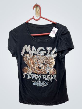 Schwarzes T-Shirt mit "MAGIC TEDDY BEAR" Grafik