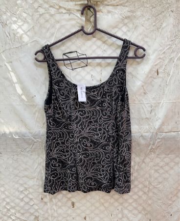Schwarzes Tank-Top mit weißem und silbernem Wirbelmuster