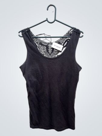 Schwarzes Tanktop mit Spitzenrückenverzierung