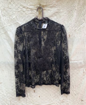 Schwarze Spitzenshirt mit Stehkragen