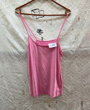 Rosa Spaghettiträgeroberteil mit weißen Punkten und Etikett NT-68902