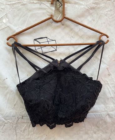 Schwarzes Spitzen-Crop-Top mit Trägern