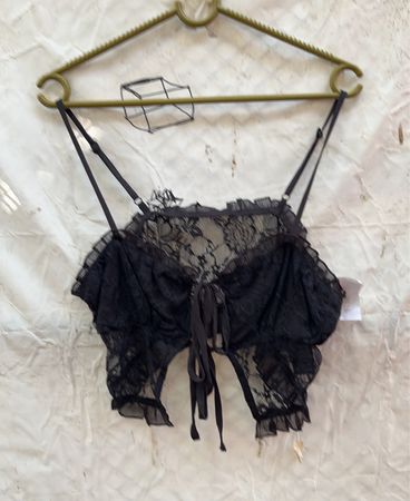 Schwarzes Spitze-Bralette mit Bindeband vorne