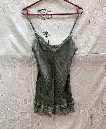 Grüner Spitzensaum-Cami