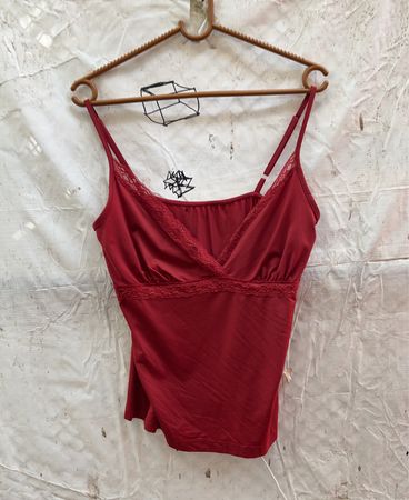 Rote Spitzenborte-Hemdchen