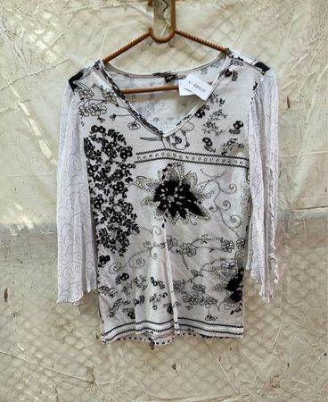 Top mit weißem und schwarzem Blumenmuster