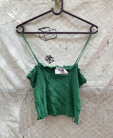 Grünes smockiertes Crop-Top mit Rüschen
