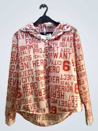 Weißes und rotes Textdruck Hemd mit Knöpfen