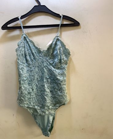 Amisu Hellblaues Spitzenbodysuit