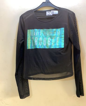 Schwarzes Langarmoberteil mit "Always Ready For Trouble"-Grafik