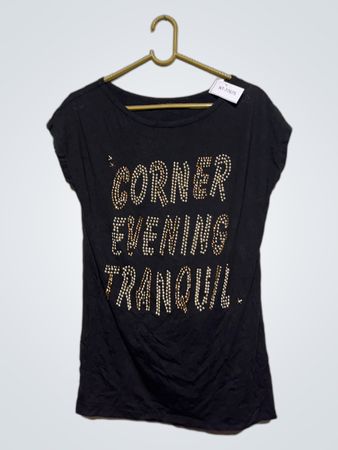 Schwarzes T-Shirt mit Strasssteinen, die CORNER EVENING TRANQUIL buchstabieren