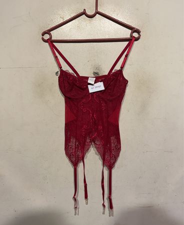 Rotes Spitzenmieder mit Strapsen
