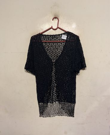 Schwarzer gehäkelter Cardigan