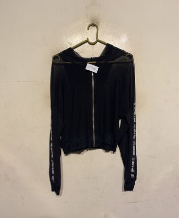 Schwarzer Mesh Zip-Up Hoodie mit "LET'S JUST BE GOOD" Text auf den Ärmeln