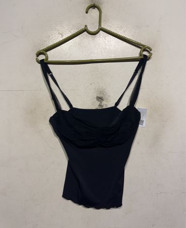 Schwarze geraffte Mesh-Trägershirt