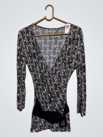 Langärmliges Wickeltop mit geometrischem Muster