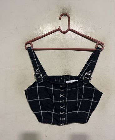 Schwarz-weiß kariertes Crop-Top mit Schnallen-Trägern