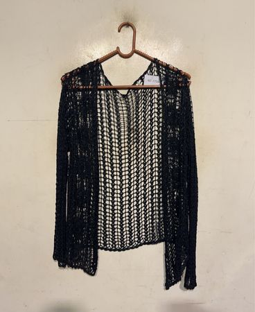 „Schwarze gehäkelte Strickjacke“