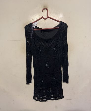 Schwarzes gehäkeltes Langarmkleid