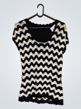 Schwarz-weißer Chevron-Strickoberteil