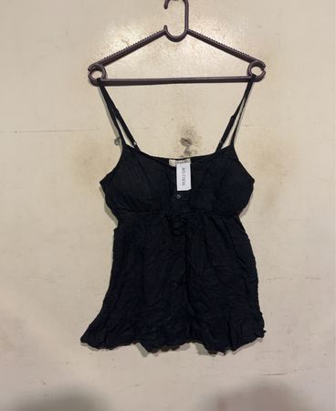 Schwarzes Trägershirt mit Etikett