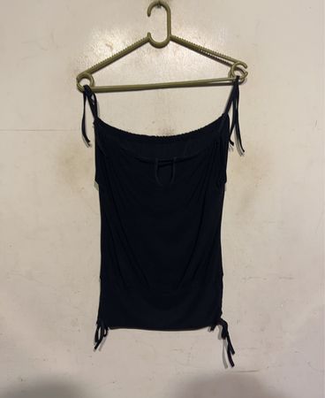 Schwarzes Tanktop mit Bindegurten