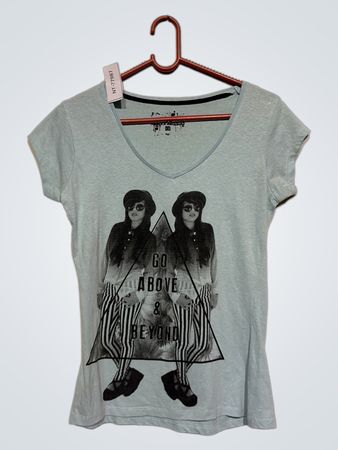 Hellblaues T-Shirt mit Grafikdruck