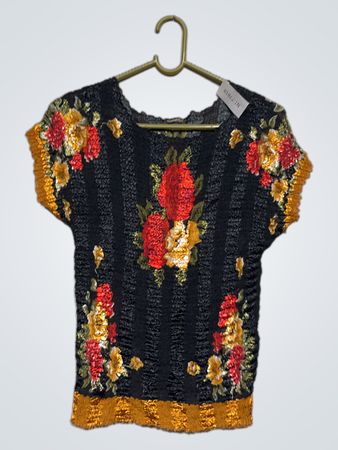 Schwarzes, gekräuseltes Top mit Blumenmuster