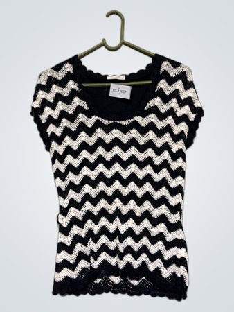 Wallis Petite Schwarz-weißes Chevron-Stricktop