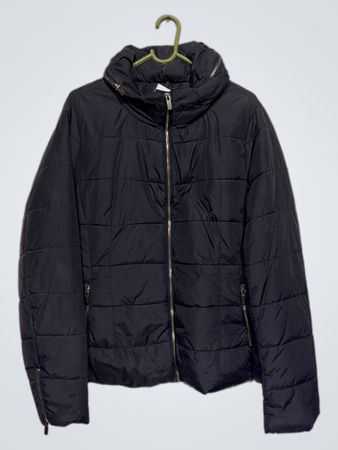 Schwarze Pufferjacke