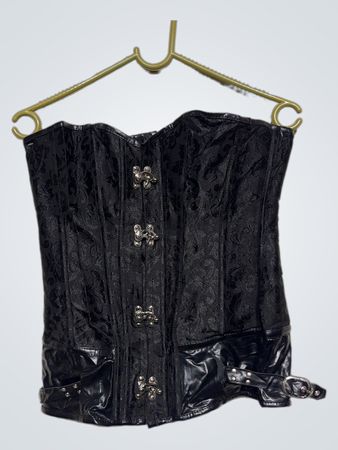 Schwarzes Korsett mit silbernen Verschlüssen und Schnallen