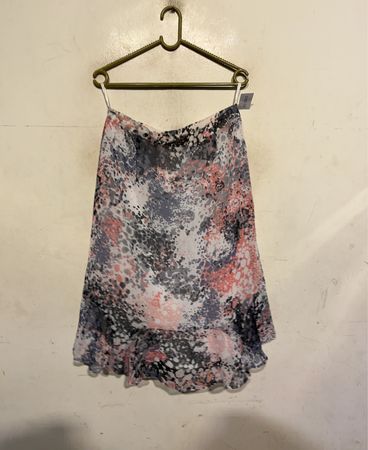 Chiffonrock mit abstraktem Druck