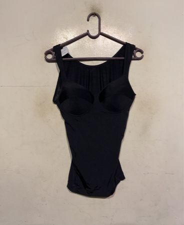 Schwarzes Tanktop mit integriertem BH