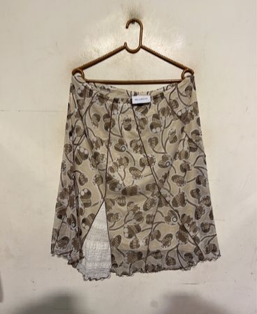Beige und braun gemusterter Rock mit Schlitzen