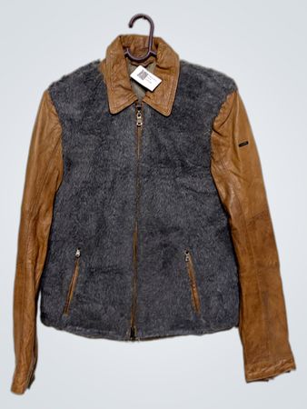 Braune Leder- und graue Pelzjacke