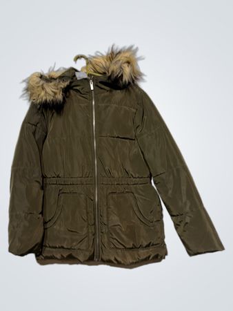 Grüne Pufferjacke mit Fellkapuze