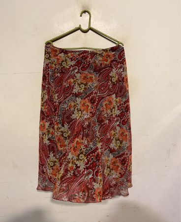 Roter Paisley-Blumenmuster-Midirock
