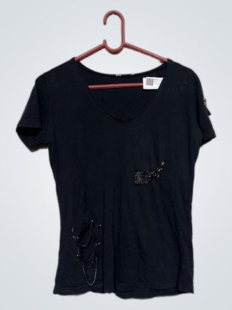 Schwarzes V-Ausschnitt-T-Shirt mit Verzierungen und Ketten