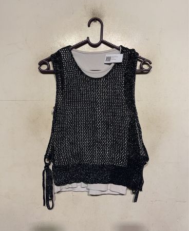 Schwarzes, glänzendes, ärmelloses Stricktop mit weißem Unterlayer