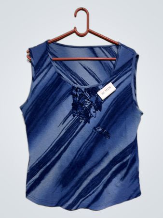 Blaues ärmelloses Oberteil mit diagonalem Druck und floraler Verzierung
