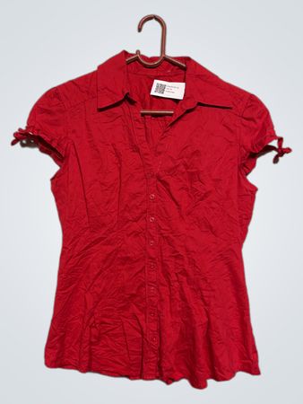 Rotes Kurzarm-Hemd mit Knopfleiste