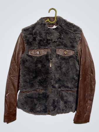 Braune Leder- und graue Pelzjacke