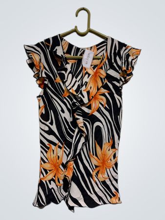 Damen Oberteil mit schwarzem und weißem Zebra-Print und orangefarbenen Blumenakzenten