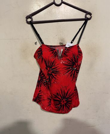 Rotes Tanktop mit schwarzem stacheligem Muster und Pailletten