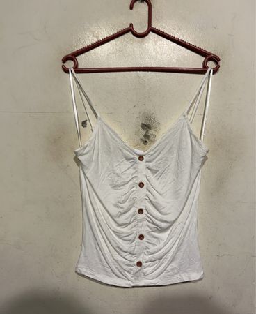 Weißes gerafftes Knopf-Front-Camisole