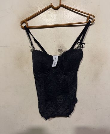 Schwarzer Spitzen-Bodysuit