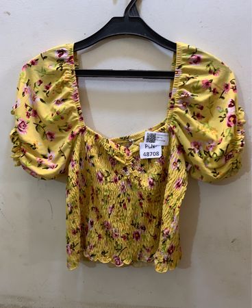 Gelbes Blumendesign mit Smocking und Puffärmel