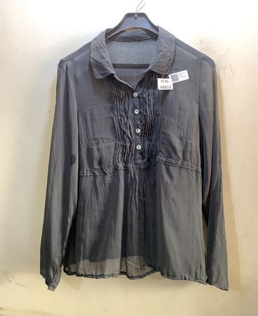 Dunkelgraue Bluse mit weißen Knöpfen und gefaltetem Vorderteil