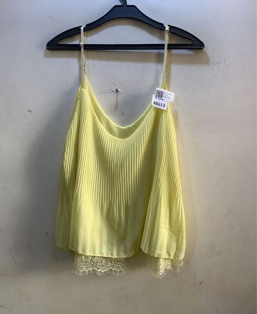 Gelbes Top mit Spitzenbesatz