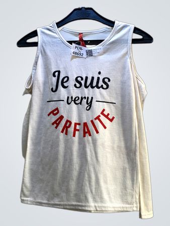 Weißes ärmelloses Oberteil mit "Je suis very PARFAITE" Grafik